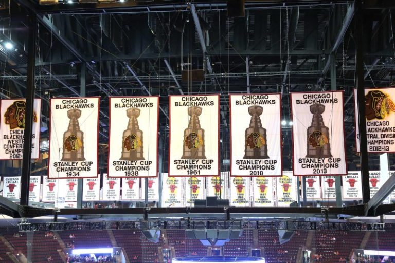 Glenn Hall, Hockey Hall of Famer and ironman NHL goalie, dies at 94