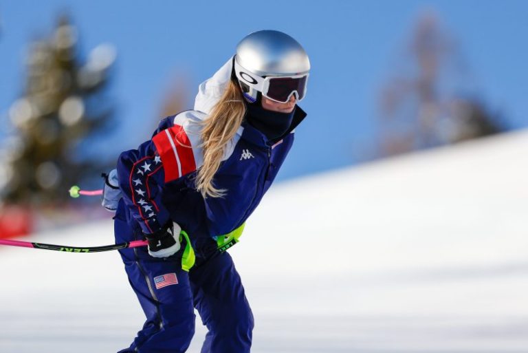 Lindsey Vonn shares X-ray, says pain ‘hard to manage’ after surgery